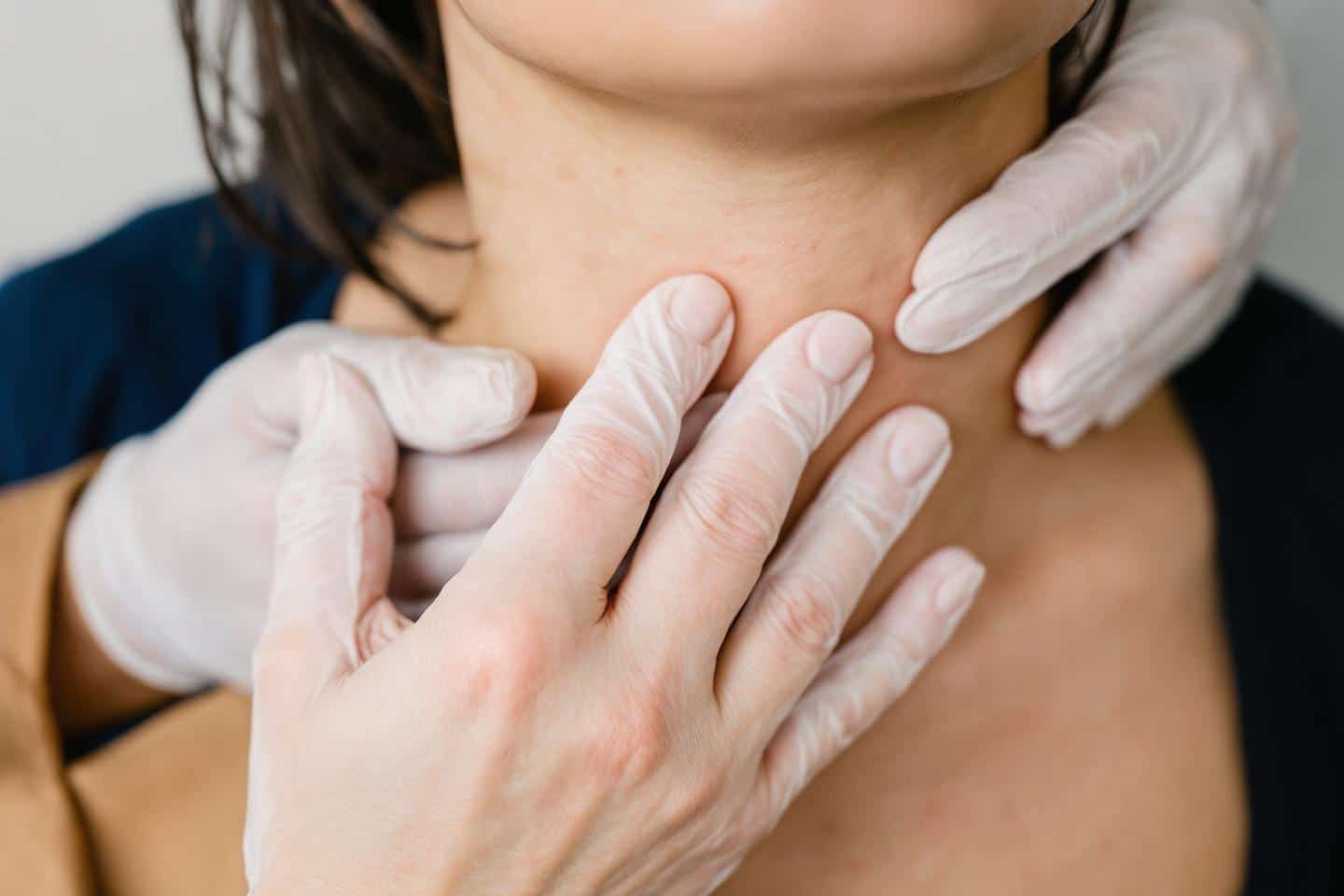 Cou qui gratte signification : Dermatite ou message énergétique ?